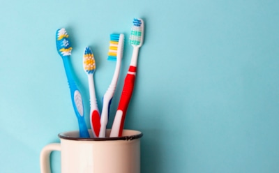 Ваша зубная щетка кишит бактериями: не спешите с заменой — поможет морозилка