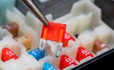 Не работает электроника в авто — ищите сгоревший предохранитель: способы без снятия