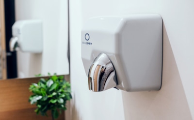 Чем опасны сушилки для рук: вы не поверите, но из-за них мыть руки бесполезно