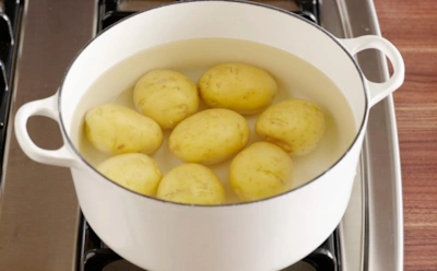 Зачем шефы льют уксус в картошку — нет, мы точно ничего не перепутали