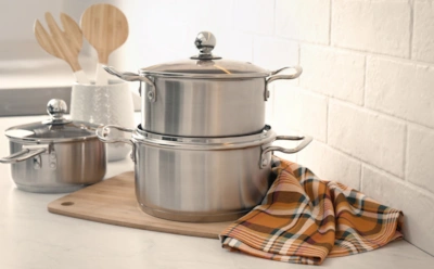 Кастрюля из «нержавейки» будет как новая: всего 3 ложки средства удалят нагар и налет