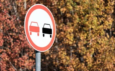 Этот знак ПДД пугает зря: кого можно обгонять даже под знаком «Обгон запрещен»