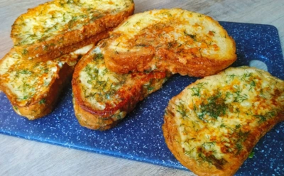 Объедение из старого багета: простейшая закуска в духовке за 10 минут