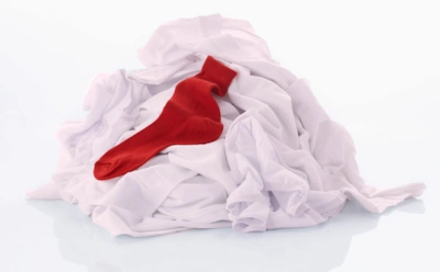 Вещи полиняли после стирки — это поправимо: проверенные методы без химчистки