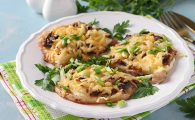 Сочные отбивные в духовке: свинина под грибами без лишних хлопот