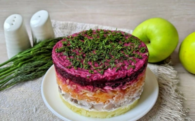 Ненавидите лук — замените его: этот фрукт прокачает селедку под шубой