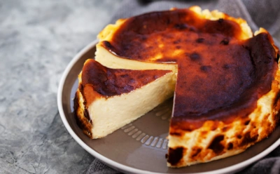 Секрет модного баскского чизкейка: когда горелая корочка — это вкусно