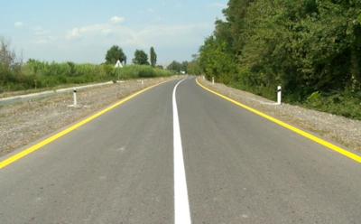 Желтая линия у обочины дороги: что она на самом деле запрещает