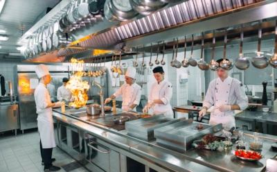 Мясо и рыба в ресторанах опасны: что скрывает кухня — мнение врача