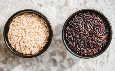 Этот салат выглядит дорого: 2 вида риса меняют привычный вкус крабовых палочек