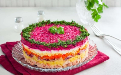 Этот салат с курицей удивляет: сделайте многослойный «Адмирал» со свеклой и сыром