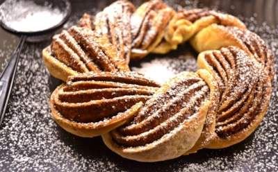 Выпечка с атмосферой Рождества: венок с корицей по домашнему рецепту