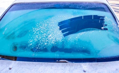 Наледь на лобовом стекле трескается сама: с этим средством вы забудете про скребок