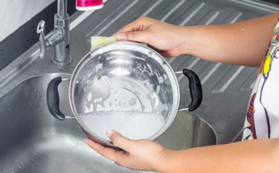 Кастрюля снова засияет: 3 способа очистки без царапин и химии