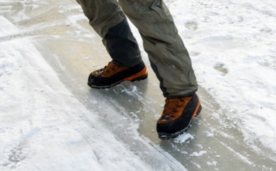Обувь скользит зимой постоянно — но только не у вас: простые лайфхаки для сцепления на льду