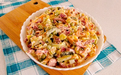 Всего 2 ингредиента — и привычный оливье станет куда ярче: добавьте вкусу глубину