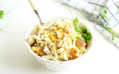 Хрусткая капуста, нежная курица и правильная заправка — этот салат исчезнет со стола первым