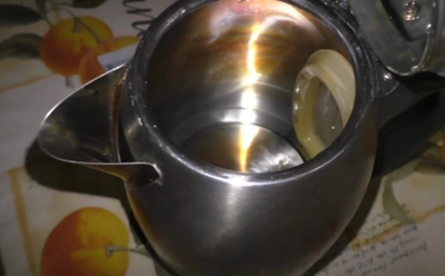 Безопасный лайфхак для чайника: это средство уничтожит известковый налет в момент