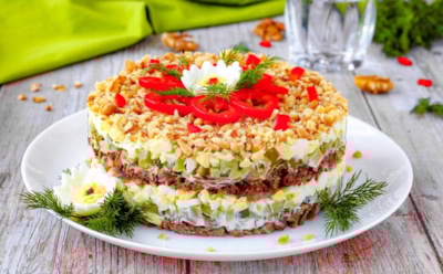 Праздничный слоеный салат с говядиной: простой рецепт и сбалансированный вкус