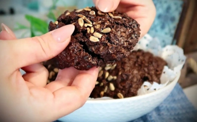 Торт можно не печь — шоколадное печенье за 15 минут легко берет роль праздничного десерта