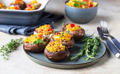 Шампиньоны с булгуром и зеленью: горячая закуска без лишней тяжести