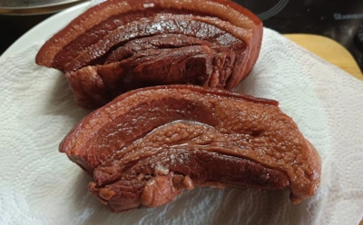 Грудинка в луковой шелухе: такой мясной рулет — верный способ удивить гостей