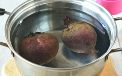 Винегрет начинается здесь: как варить свеклу, чтобы она оставалась яркой и сочной