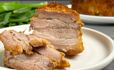 Секрет этой сочной грудинки — не в соусе: сухой маринад, который работает в духовке