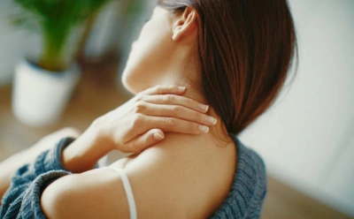 Хрустите шеей — это шаг к инсульту: эта безобидная привычка несет опасность