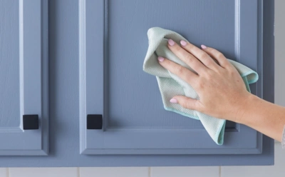 Жир с кухонных шкафов исчезает за минуты: всего 2 ложки — и жирные разводы пропадают