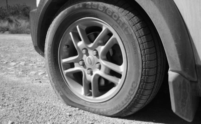 Спущенные шины выдают себя без манометра: как распознать проблему самостоятельно