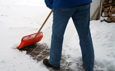 Лопата зимой опаснее, чем кажется: почему это может обернуться больничной койкой