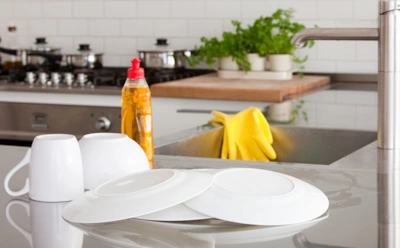 Тарелки чистые только с виду: липкий налет снизу исчезнет сразу — самый простой способ