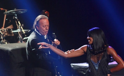 82-летнего Хулио Иглесиаса обвинили в домогательствах: сотрудницы рассказали про унижения