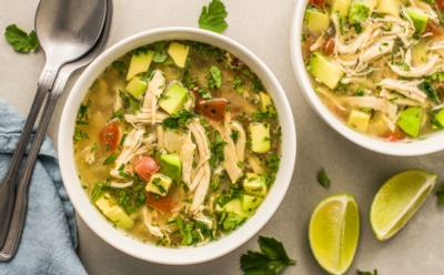 Этот ПП-суп едят на ужин и не боятся за талию: легкий и полезный тандем курочки и авокадо