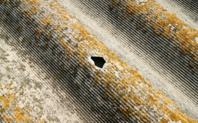 Шифер потек, а денег нет: эта заплатка со свалки спасет кровлю от протечек