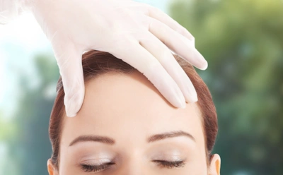 Вы сами провоцируете морщины на лбу: вернуть коже гладкость без уколов — реально