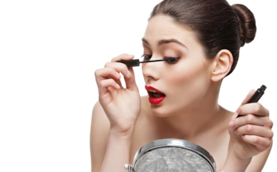 Водостойкая тушь держится, а ресницы нет: как снять макияж без последствий