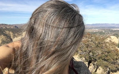 Перестала красить волосы и удивилась результату: как убрать седину без агрессивной химии