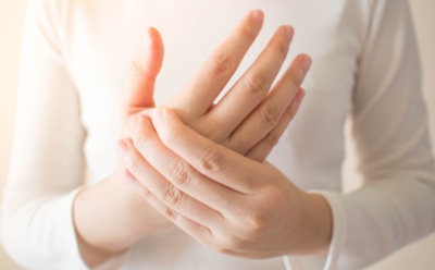 Холодные руки и ноги — тревожный симптом: эти скрытые риски нельзя игнорировать