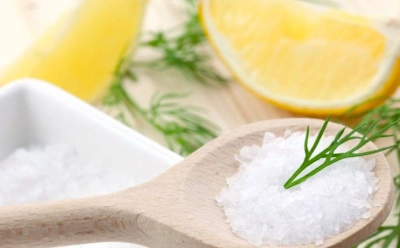 Опасность на кончике ложки: чем опасна лишняя соль — вы рискуете настроением и слухом