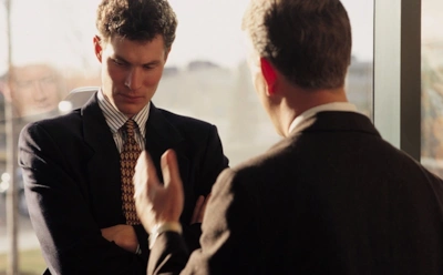 Эти привычки разрушают уважение к вам: что действительно заставляет людей считаться с вами