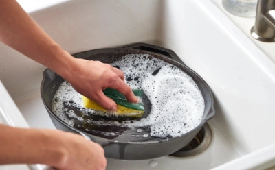 Черный нагар не оттирается годами: этот способ снимет застарелый жир со сковороды за минуты