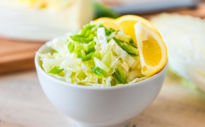 Хрустящий союз пользы и вкуса: лимонный салат для мяса, рыбы и лепешек