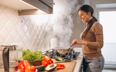 Кухня после жарки пахнет неделями: как убрать масляный запах без химии