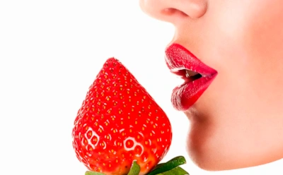Губы выглядят объемнее без уколов: клубничный скраб с эффектом «вау»