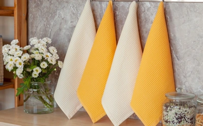 Кухонные полотенца больше не придется выбрасывать: эти подручные средства легко вернут им чистоту
