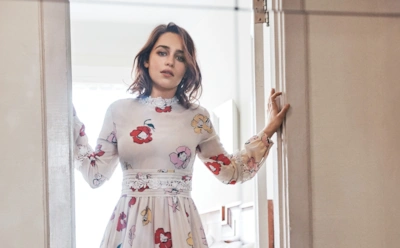 Звезда «Игры престолов» пострадала в постельной сцене сериала про СССР: Эмилия Кларк материлась по-русски