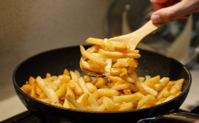 Как пожарить картошку с корочкой быстрее: этот трюк и секреты поваров реально работают