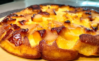 Шоколадная шарлотка за 20 минут: яблочный пирог на сковороде для занятых хозяек